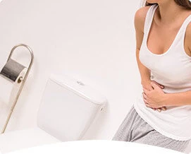 Persona con malestar abdominal debido a problemas urinarios.